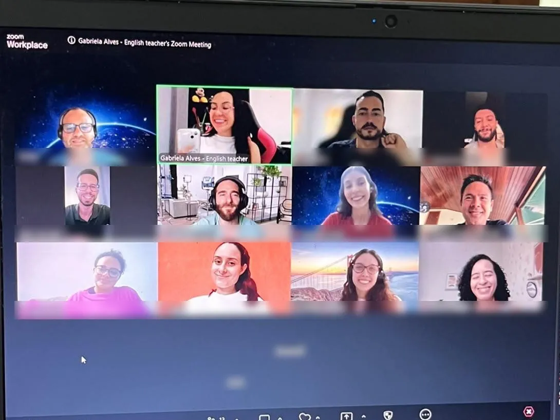 Aulão online pelo Zoom: a Teacher Gabriela com uma turma grande de alunos sorrindo para a câmera