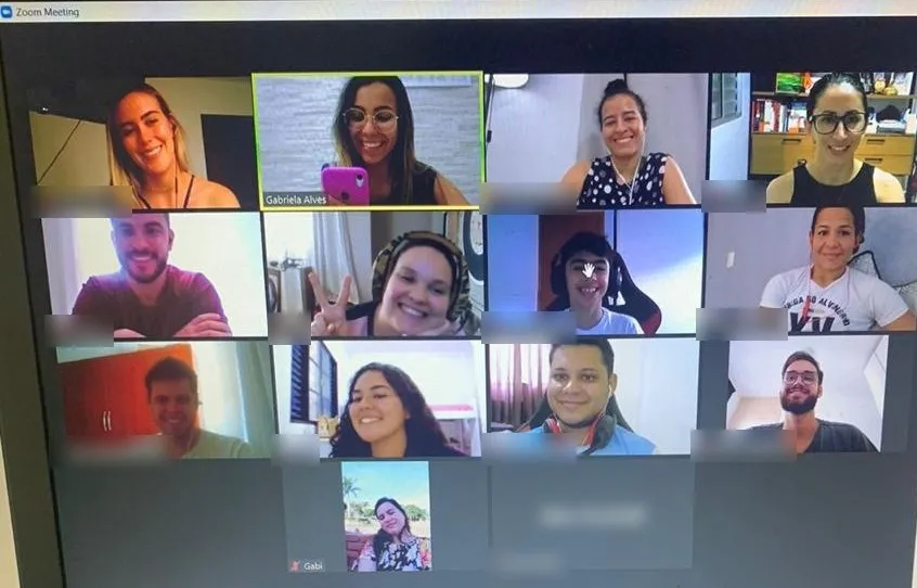 Outra turma de aulão online, com todo mundo sorrindo para a câmera