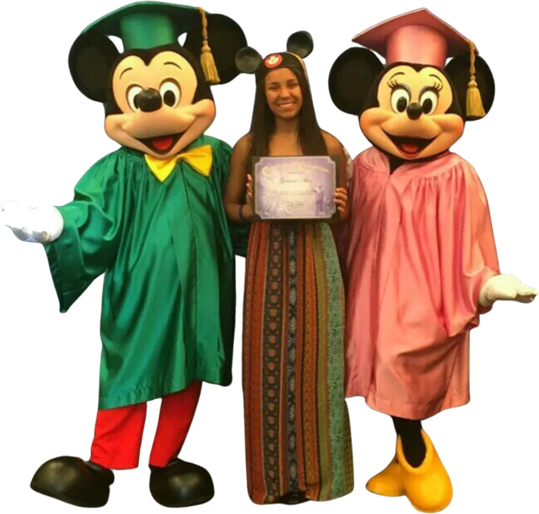 Gabriela Alves com seu certificado Disney, ao lado do Mickey e da Minnie de beca