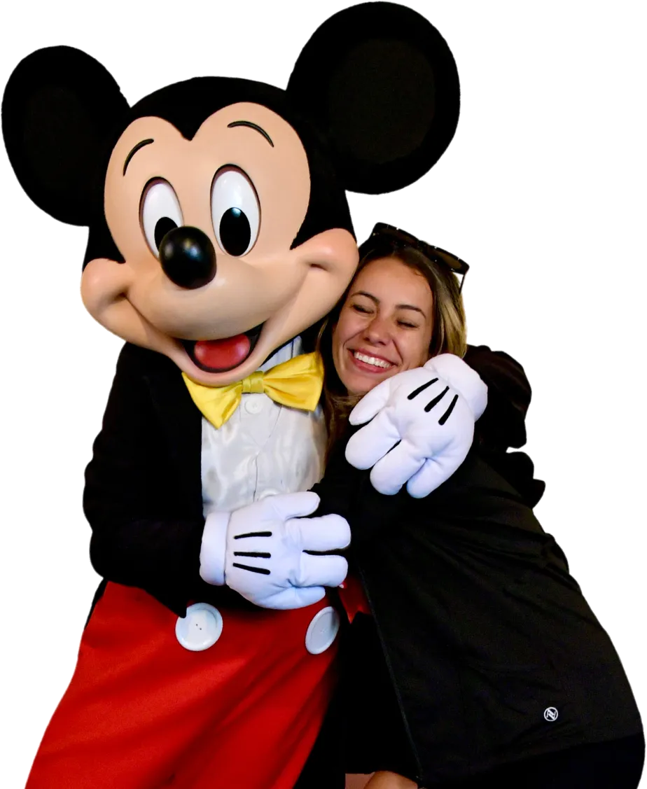 Gabriela Alves abraçada ao Mickey em um parque da Disney