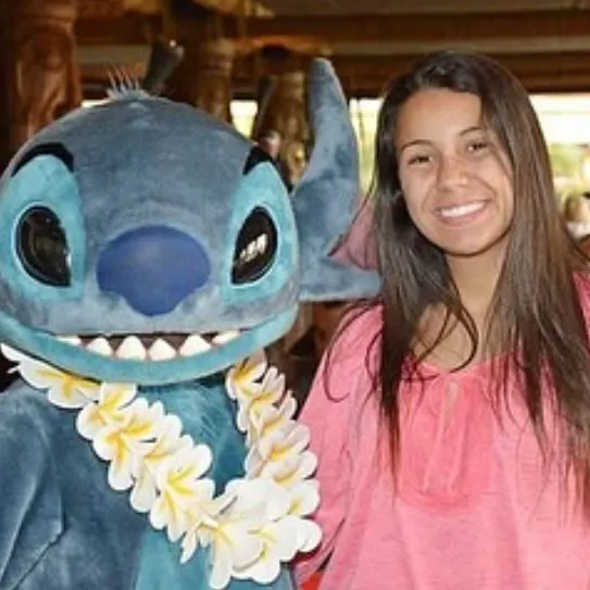 Gabriela ao lado do Stitch, que usa um colar havaiano de flores