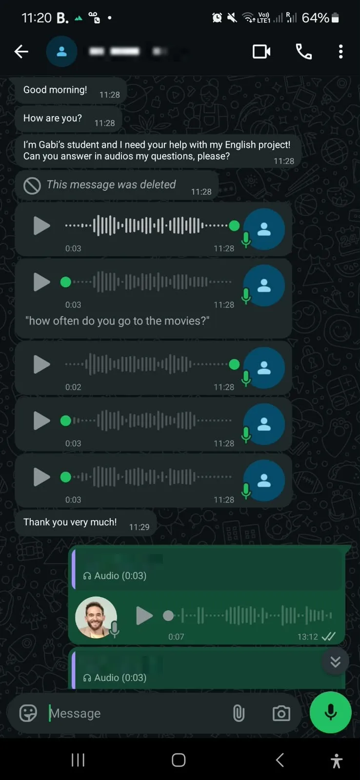 Conversa no WhatsApp em que um aluno da Teacher Gabi entrevista uma pessoa em inglês, por áudio (número de telefone ocultado)