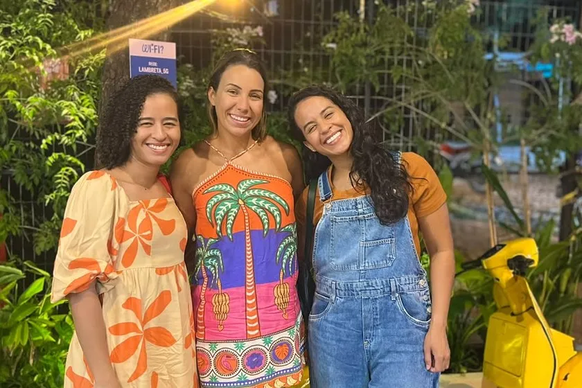 Teacher Gabriela com alunos em um encontro à noite, durante uma viagem